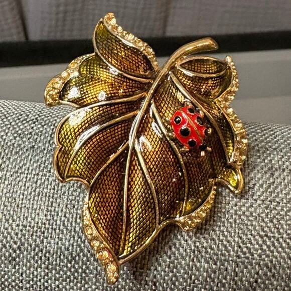 VTG Signed LC Gold Tone Leaf with Ladybug Brooch - Picture 2 of 4